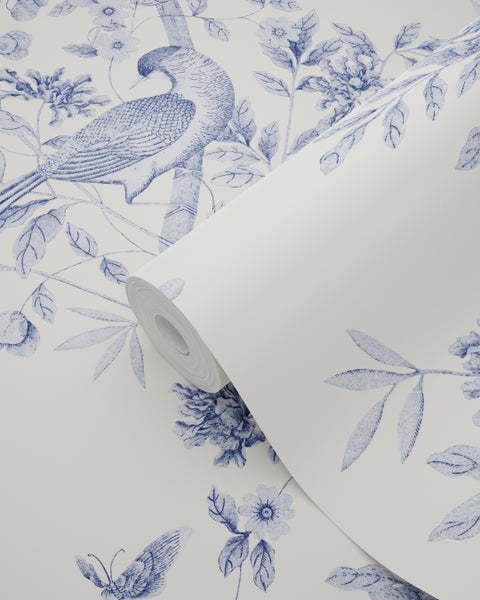 Tapetenrolle mit blauem Naturmotiv aus Vögeln und Blumen im Skizzenstil.