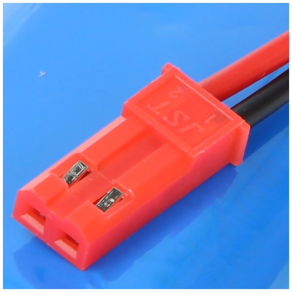 JST-Steckverbinder mit rotem Kunststoffgehäuse und zwei isolierten Kabeln.