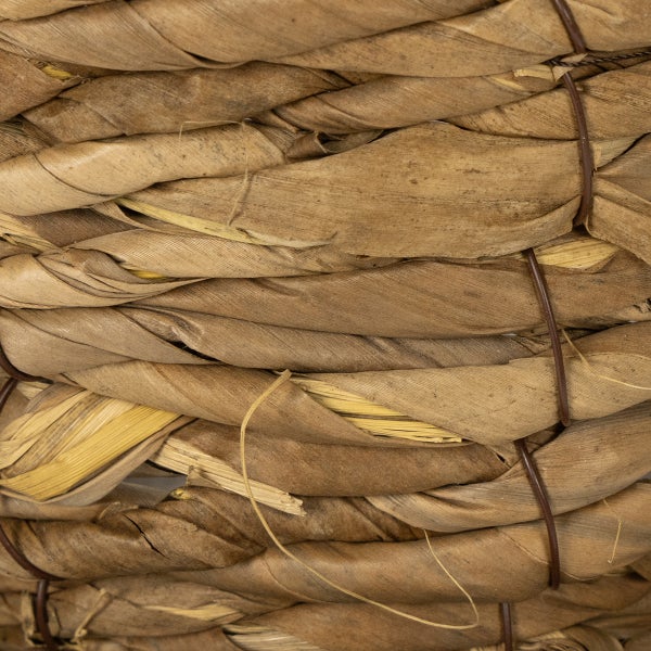 Nahaufnahme von geflochtenem Pflanzenmaterial, das mit einer Schnur zusammengebunden ist