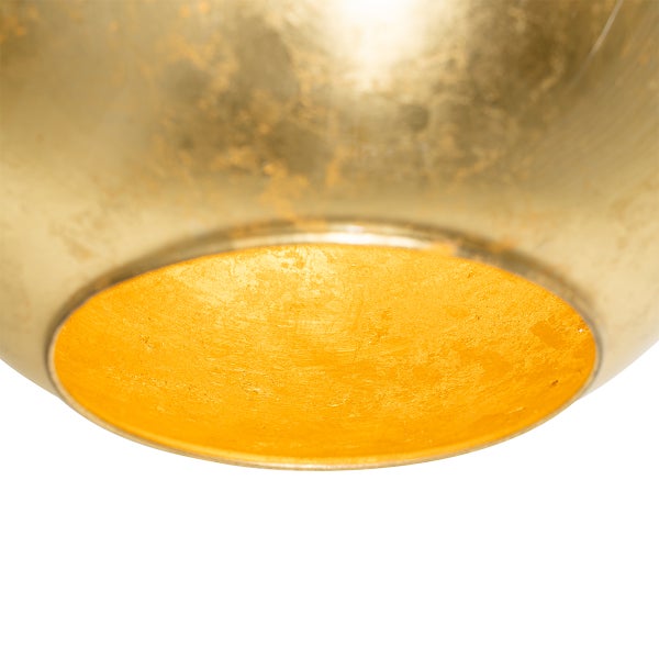 Nahaufnahme einer goldenen Hängelampe von unten.