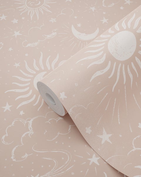 Tapetenrolle mit Motiven von Sonnen, Monden, Sternen und Wolken.