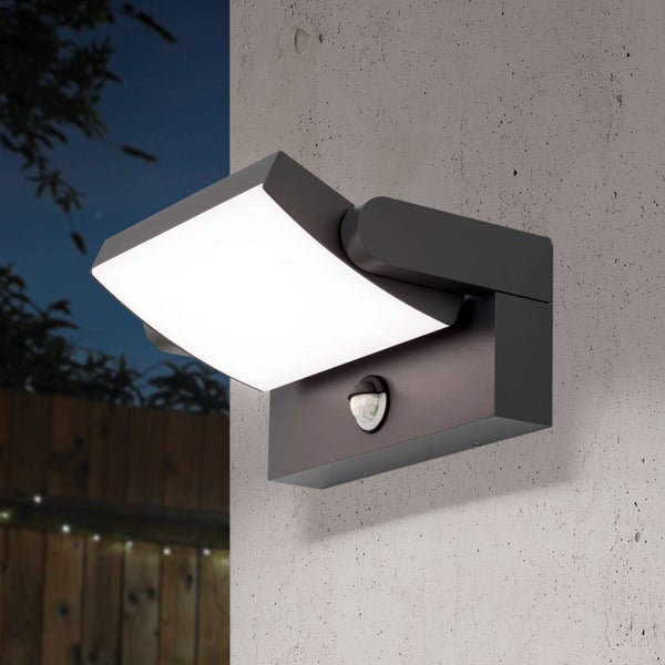 Moderne LED Außenwandleuchte mit Bewegungsmelder und verstellbarem Leuchtkopf, montiert an einer Wand.