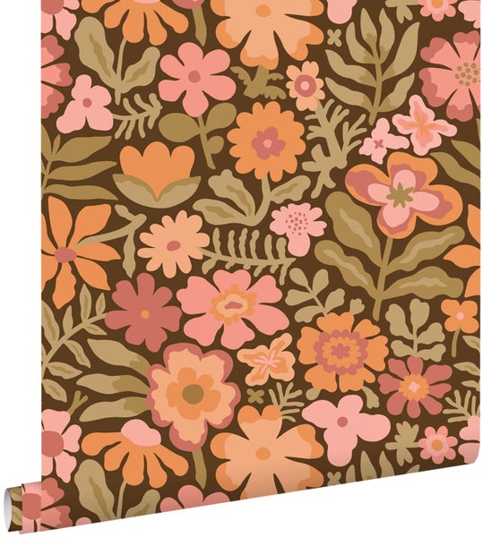 Tapete mit Retro-Blumenmuster und stilisierten Blüten in Rosa, Orange und Braun.