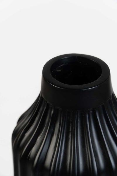 Schwarze Vase mit gerippter Oberfläche und runder Öffnung.