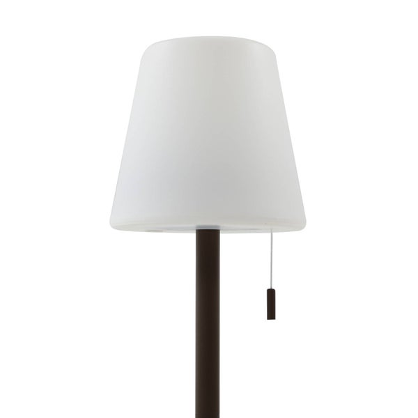 Stehlampe mit weißem Lampenschirm, dunklem Standrohr und Zugschalter.
