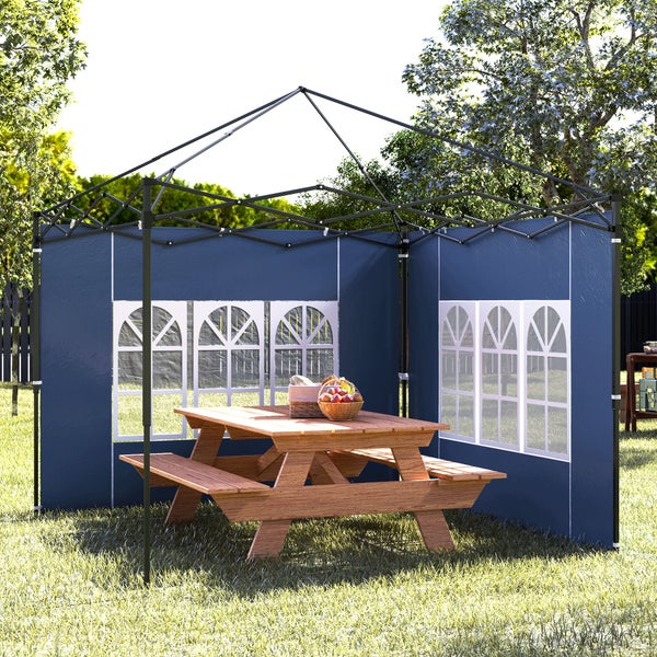 Blauer Pavillon mit Seitenwänden und Fenstern, schwarzes Metallgestell, über hölzernem Picknicktisch im Garten.