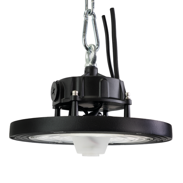 Schwarze Hallenleuchte mit Kettenaufhängung und LED-Leuchtmittel