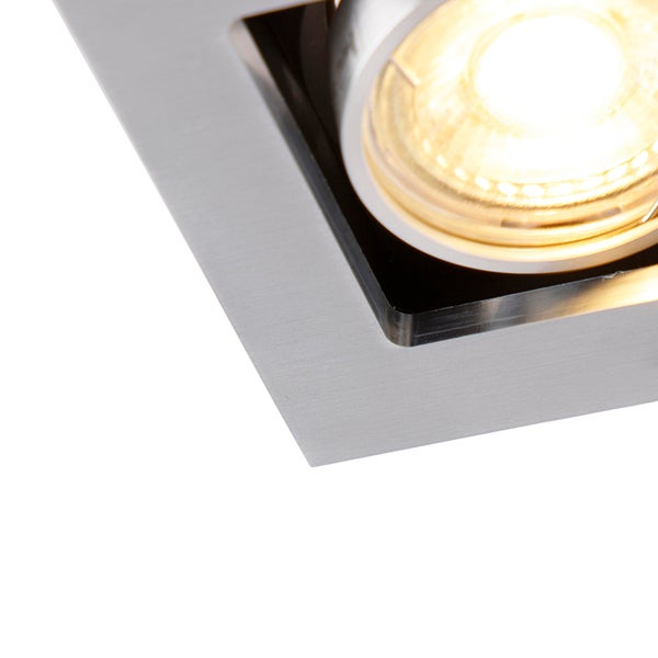 Quadratischer LED-Einbaustrahler aus gebürstetem Metall mit eingeschaltetem Leuchtmittel.