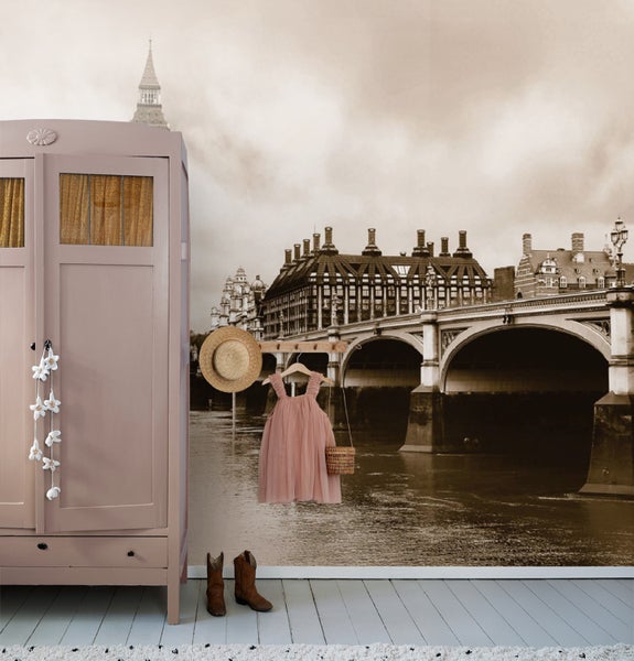 Kinderzimmer mit Kleiderschrank, Kleid, Hut und Fototapete mit Stadtansicht