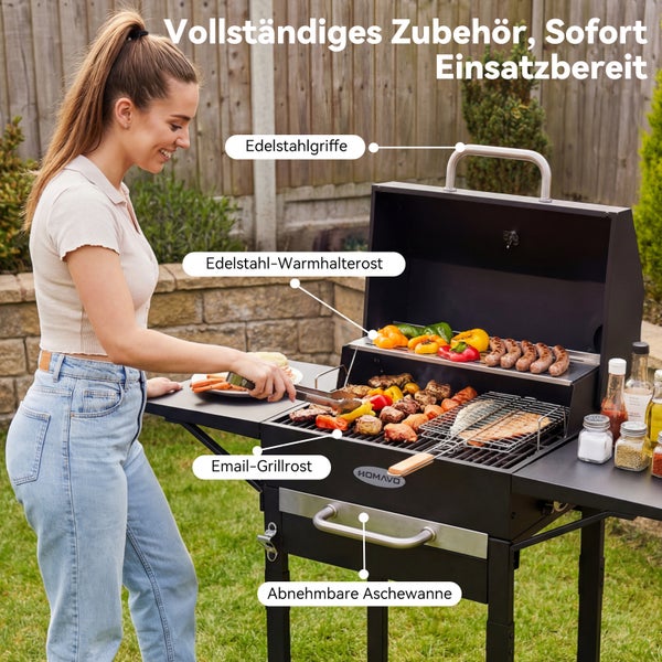 Eine Frau grillt auf einem Holzkohlegrill mit Edelstahlgriffen, Warmhalterost und abnehmbarer Aschewanne im Garten.