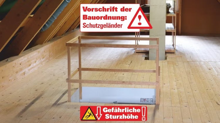 Holz-Schutzgeländer an einer Bodentreppen-Öffnung im Dachboden, mit Hinweis auf Bauordnung und Sturzgefahr.