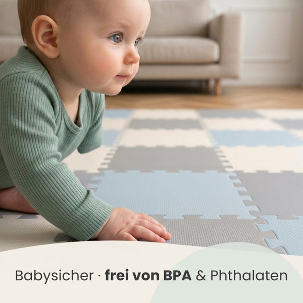 Baby krabbelt auf einer weichen Puzzle-Spielmatte aus Schaumstoff. Die Matte ist sicher für Babys sowie frei von Bisphenol A und Phthalaten.