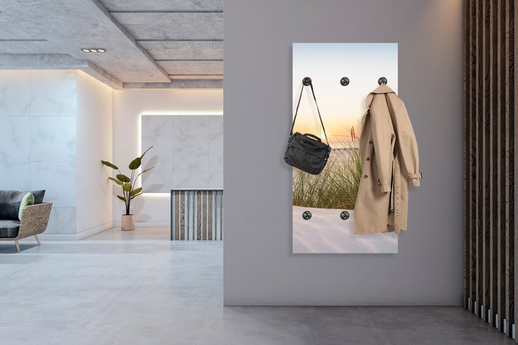 Wandgarderobe mit Strandmotiv, ausgestattet mit Jacke und Tasche
