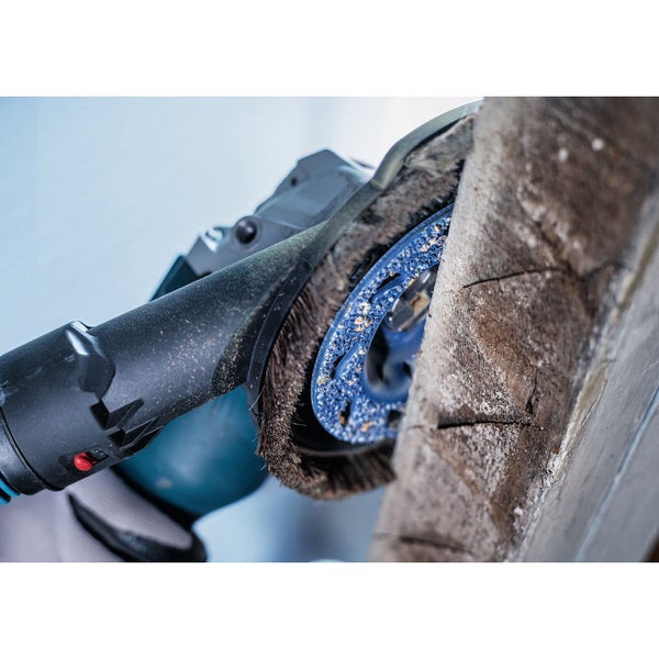 Drei blaue Holzbearbeitungsscheiben auf Holzlatten