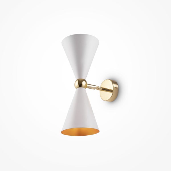 Wandleuchte mit zwei kegelförmigen Lampenschirmen