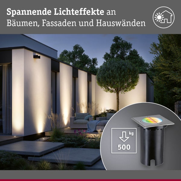 Moderne Hausfassade und Bäume nachts mit Bodeneinbaustrahlern beleuchtet. Detail eines Strahlers mit 500 Kilogramm Belastbarkeit.