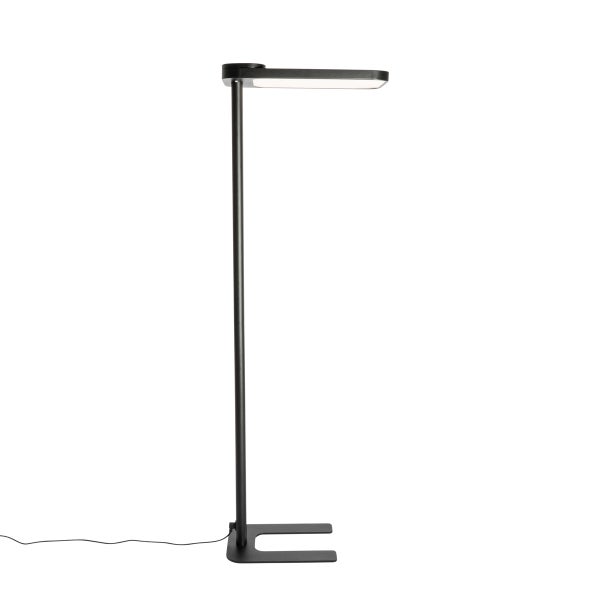 Schlichte Stehlampe mit rechteckigem Leuchtenkopf und Standfuß