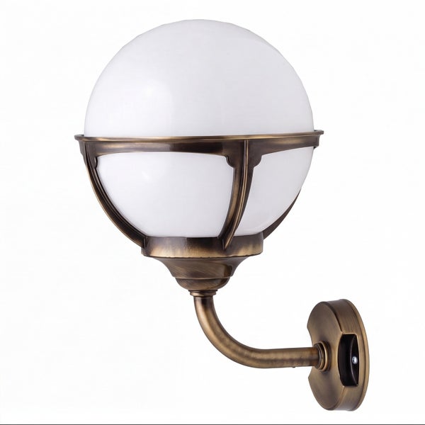 Außenwandleuchte in Kugelform aus Metall in Messing-Optik mit weißem Glasschirm.