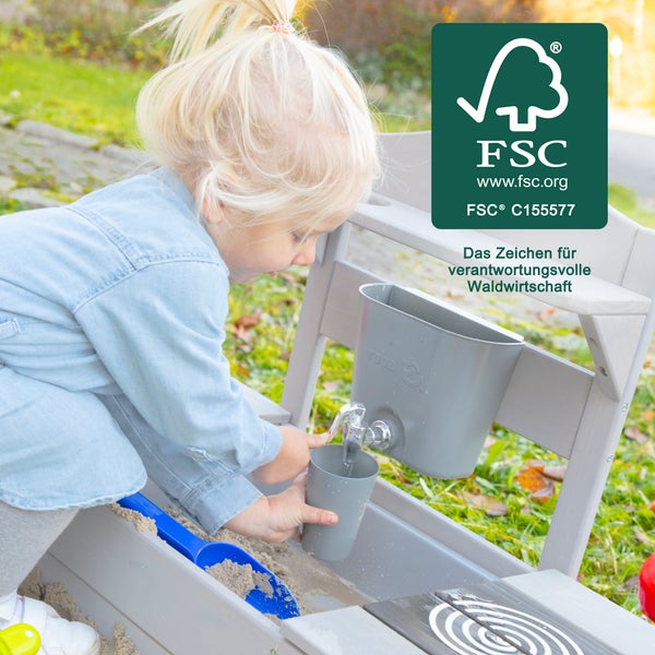 Kind spielt mit Matschküche mit Wasserhahn und FSC-Siegel