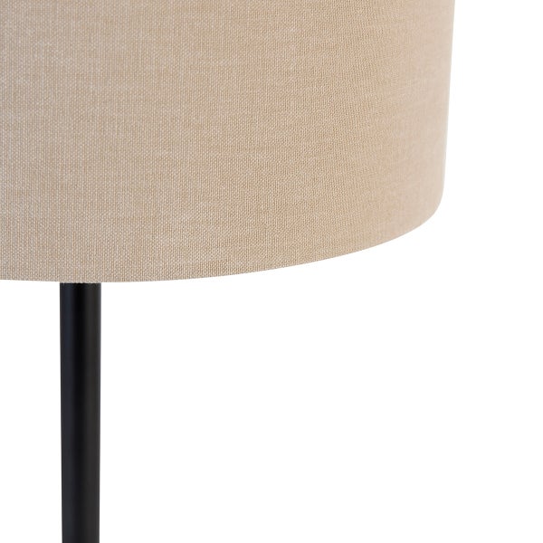 Detailansicht einer Stehlampe mit Stoffschirm und Metallfuß