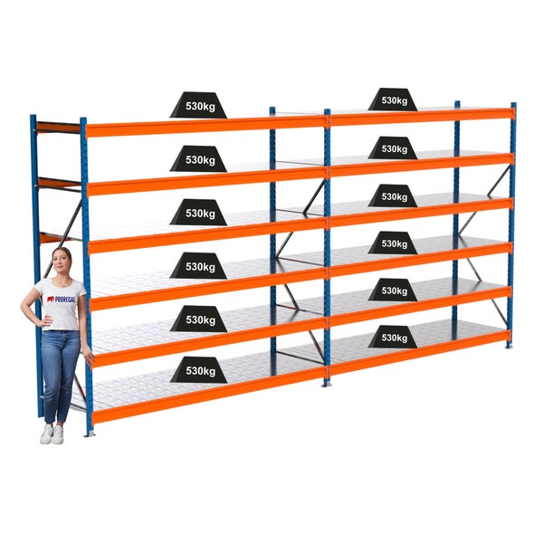 Abbildung eines Metallregals mit sechs Ebenen und einer maximalen Traglast von 530 Kilogramm pro Ebene, neben dem eine Frau steht.