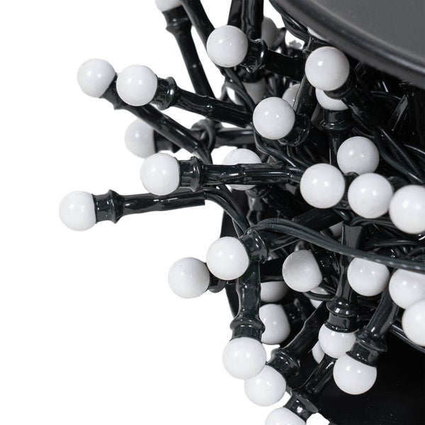 LED-Lichterkette mit weißen kugelförmigen Lampen und schwarzem Kabel.