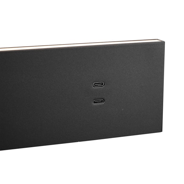 Nahaufnahme einer schwarzen Lampe mit zwei USB-C-Anschlüssen