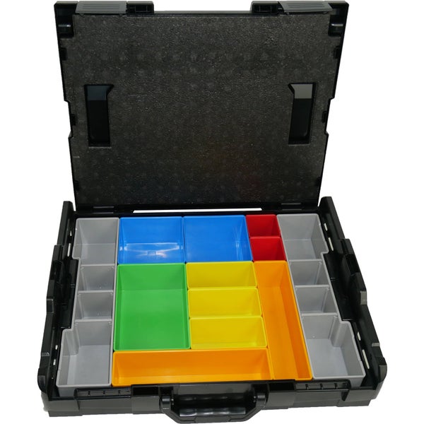 Geöffneter schwarzer Werkzeugkoffer mit bunten Insetzboxen und Schaumstoffeinlage im Deckel.