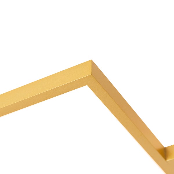 Detailaufnahme eines goldfarbenen Metallrahmens