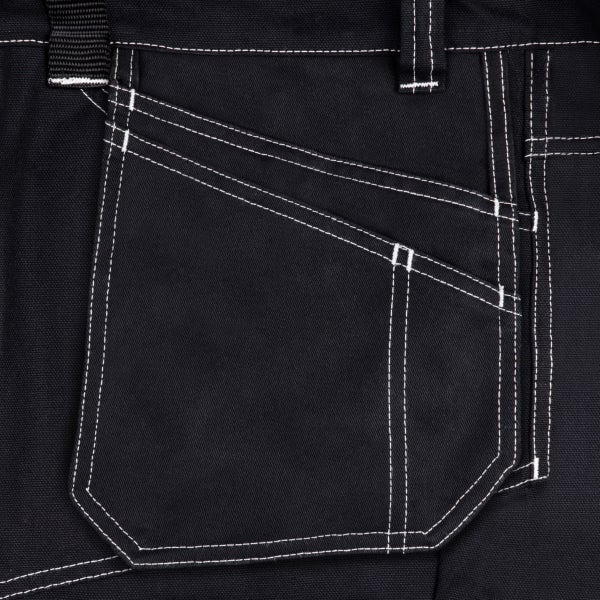 Detailansicht einer Tasche an einer dunklen Arbeitshose mit kontrastierenden weißen Doppelnähten und verstärkten Bereichen.