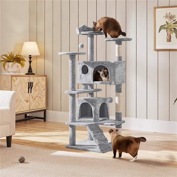 Katzenkratzbaum mit Liegeflächen, Höhlen und Sisalstämmen im Wohnzimmer