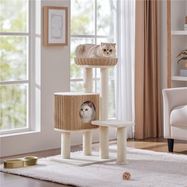 Katzenkratzbaum mit zwei Katzen in einem hellen Raum.