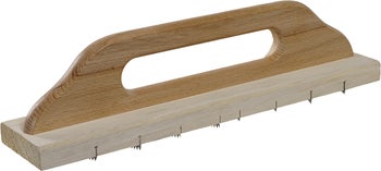 Gitterrabot aus Holz mit Metallstiften zum Glätten von Putz und Porenbeton.