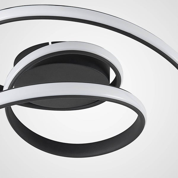 Detailansicht einer modernen LED-Deckenleuchte mit geschwungenem mattschwarzem Rahmen und weißem Lichtdiffusor.