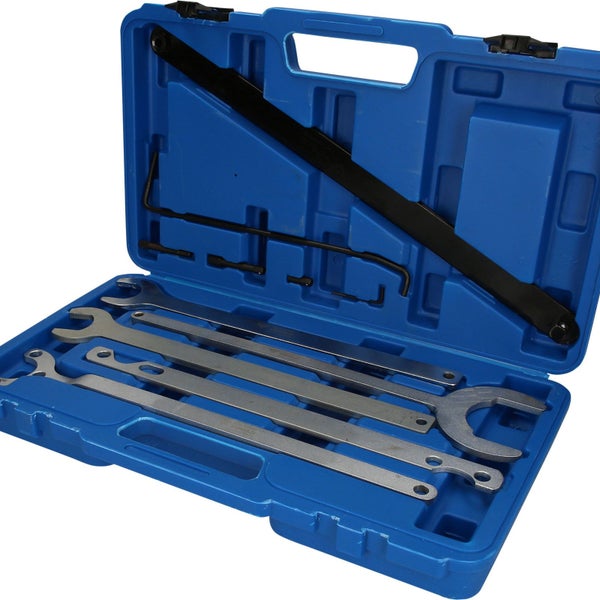 Werkzeugsatz im blauen Koffer mit Schraubenschlüsseln