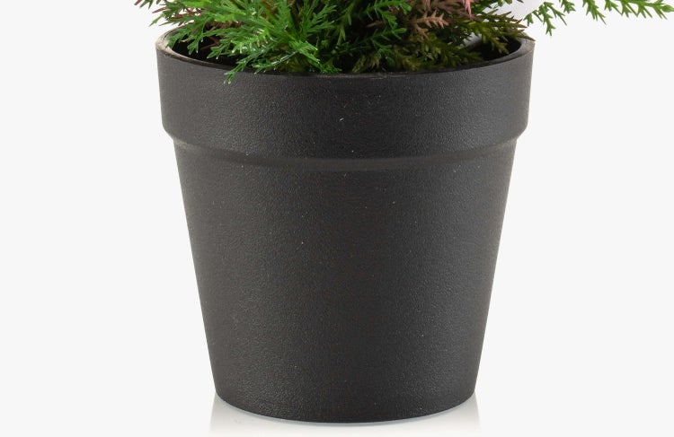 Künstliche Hortensie mit blauen und violetten Blüten sowie großen grünen Blättern.