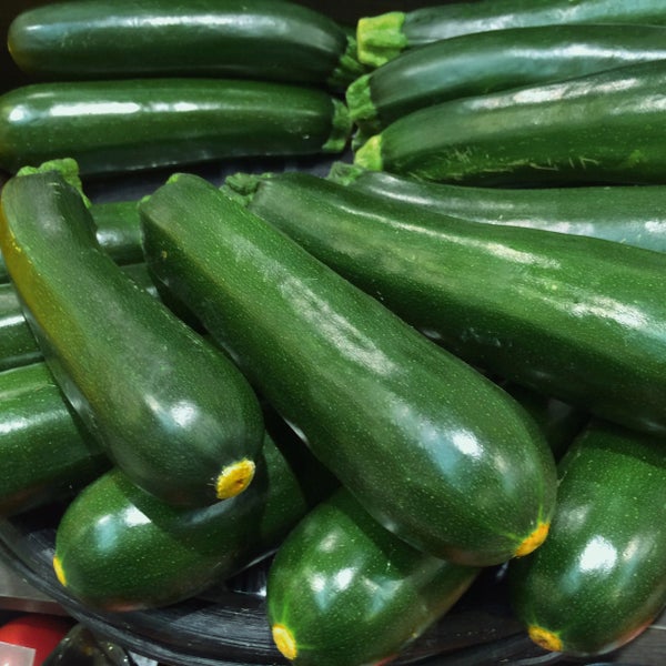 Frische grüne Zucchini.