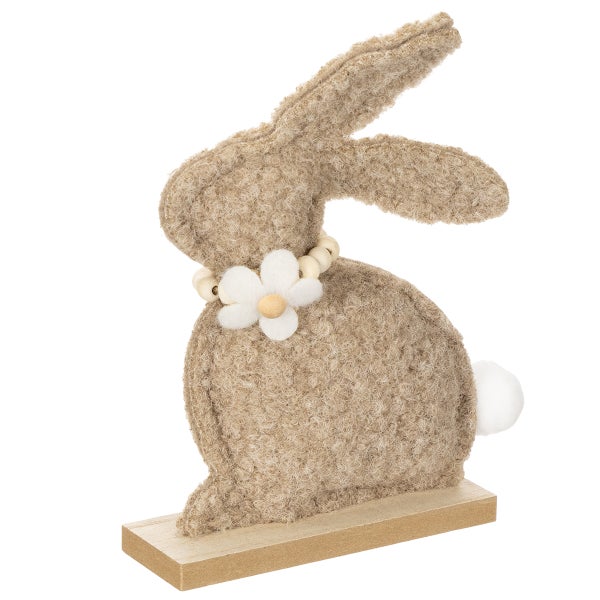 Dekorativer Hase aus Filz mit Holzsockel und Blumenschmuck als Osterdekoration