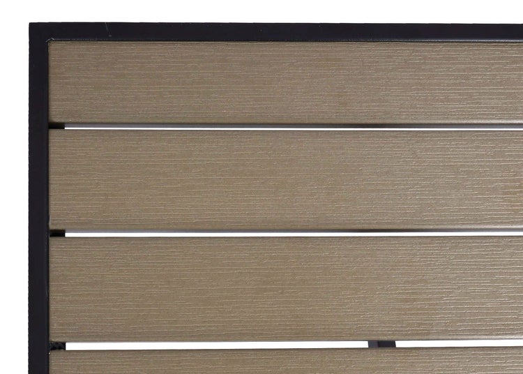 Detailansicht einer Gartentischplatte aus Holzimitat mit schwarzem Rahmen