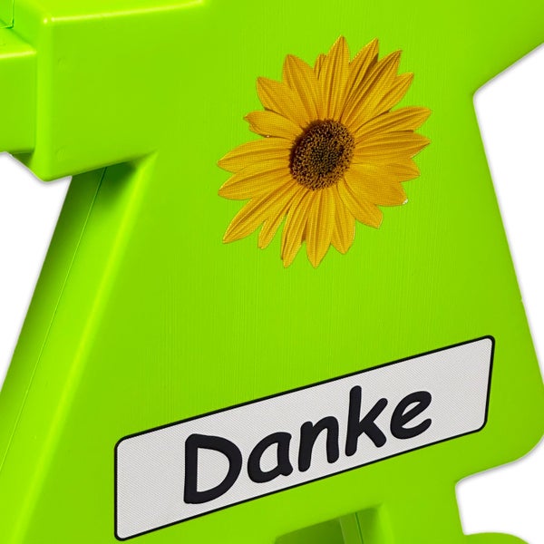 Absperrpfosten mit der Aufschrift Danke und Sonnenblume