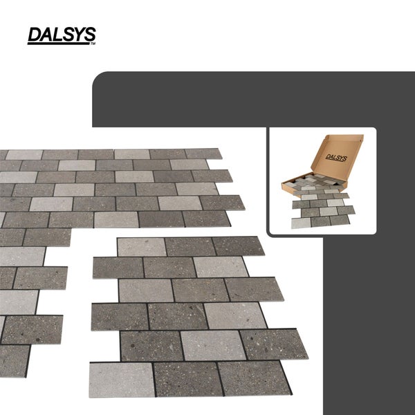 Selbstklebende Wandfliesen in Steinoptik von Dalsys im Mauerverband mit Produktverpackung und Dalsys Logo.