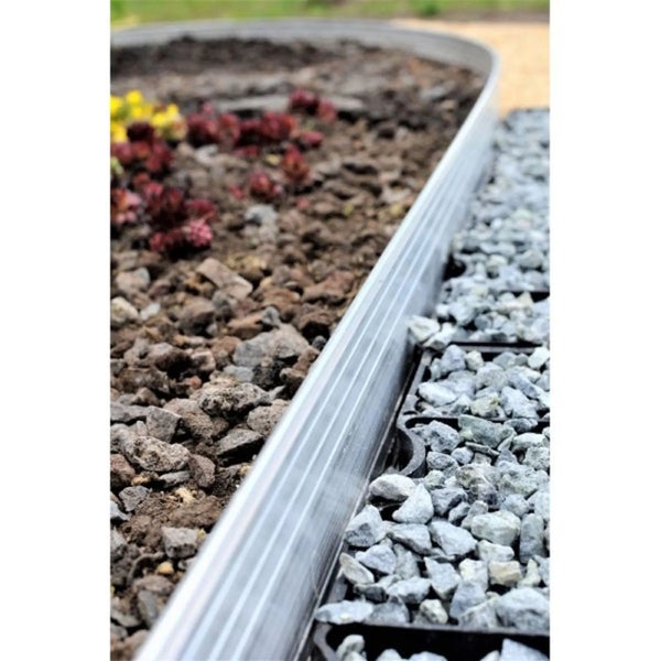 Beeteinfassung aus Metall zur Trennung von Pflanzbeet und Kiesweg mit Bodenstabilisierungsgitter.