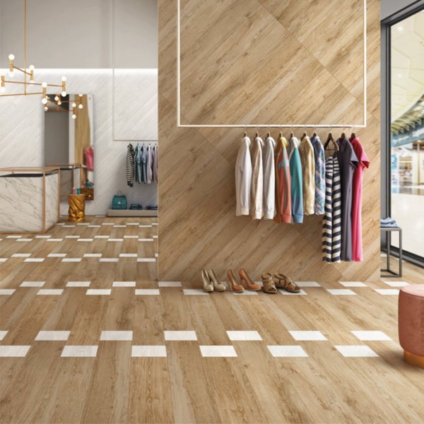 Innenraum mit Bodenfliesen in Holzoptik und diagonal verlegten Wandfliesen.