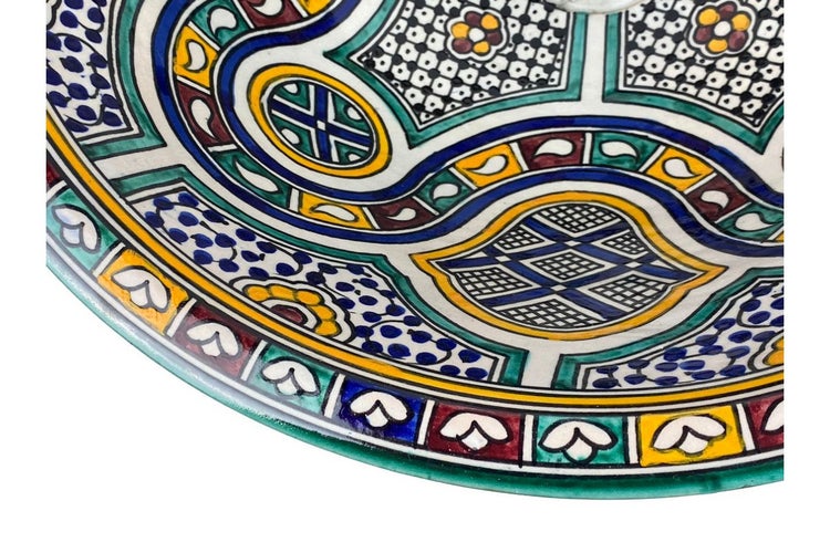 Detailansicht einer handbemalten marokkanischen Keramikschale mit floralen und geometrischen Mustern