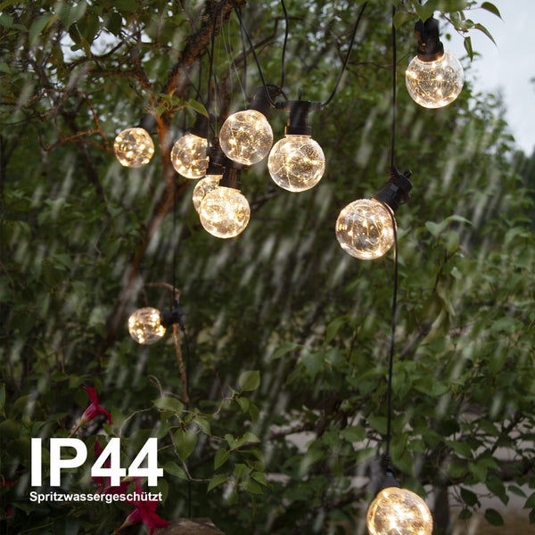 Lichterkette mit klaren Lampen und den Maßen 4,5 Meter Länge, 14 Zentimeter Höhe und 50 Zentimeter Abstand zwischen den Lampen.