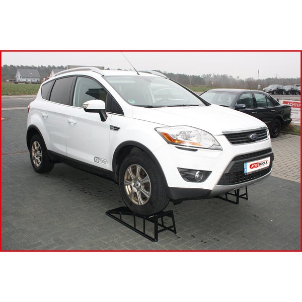 Ein weißes Auto steht auf zwei Rampen. KS Tools Logo.