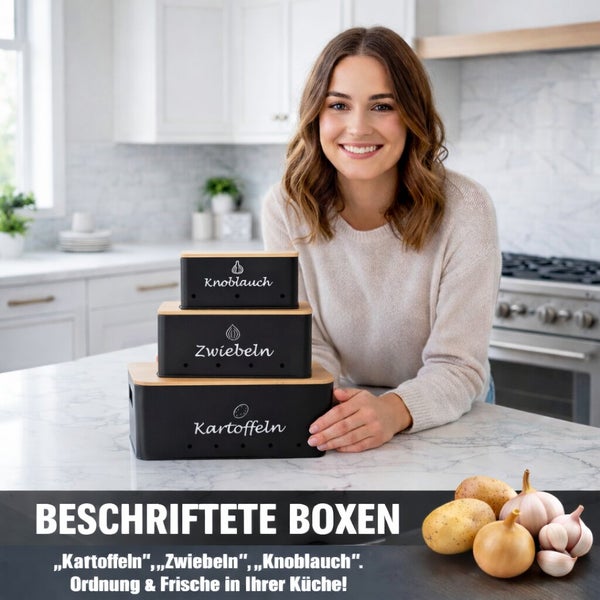 Frau in moderner Küche mit drei stapelbaren Aufbewahrungsboxen für Kartoffeln Zwiebeln und Knoblauch zur Vorratslagerung.