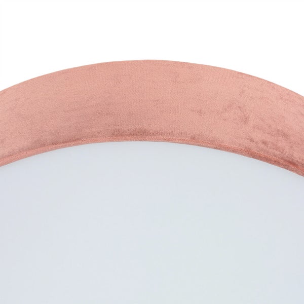 Detailansicht einer Deckenleuchte mit Stoffbesatz