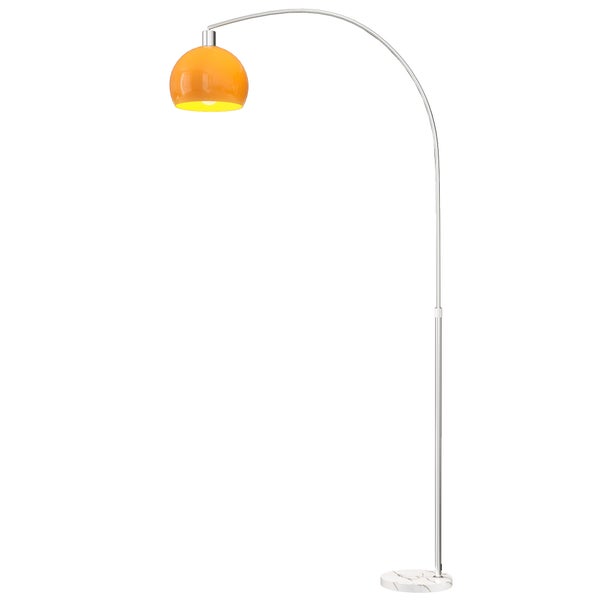 Detailaufnahme eines Fußschalters und eines langen Stromkabels einer Stehlampe