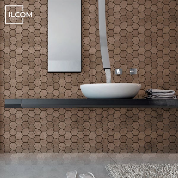 Badezimmer mit sechseckigen Wandfliesen, Waschbecken und Spiegel